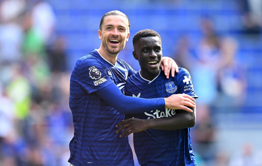 Jack Grealish kiến tạo cho Ndiaye ghi bàn